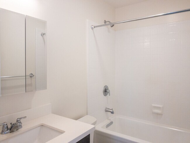 Building Photo - 2BD 1BA Recently Renovated Unit! Parking! PROGRESSIVE