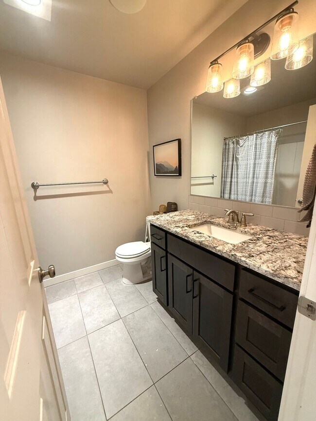 Building Photo - Beautiful Three Bedroom in Pasco Near Chiawana High School