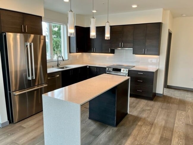 Building Photo - Jade Condominiums ~ Kirkland/Totem Lake
