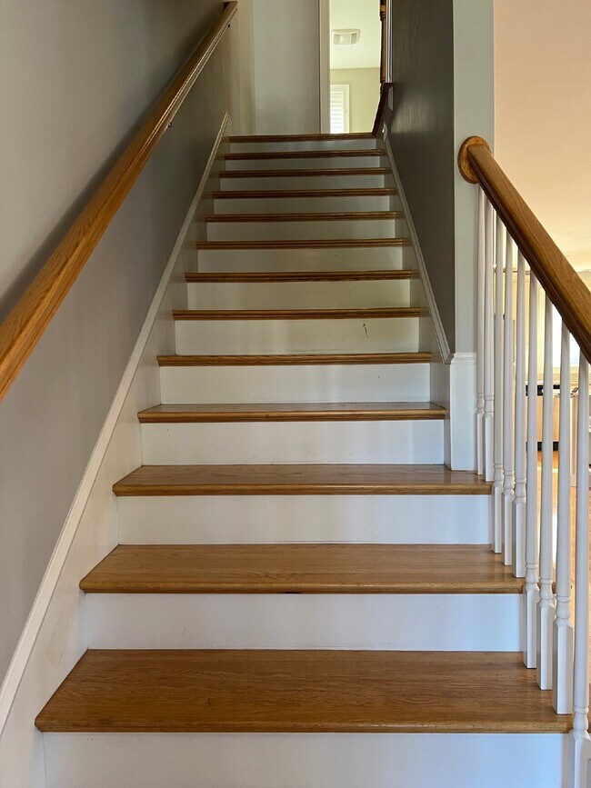 Building Photo - Gorgeous and newly renovated townhouse-sty...