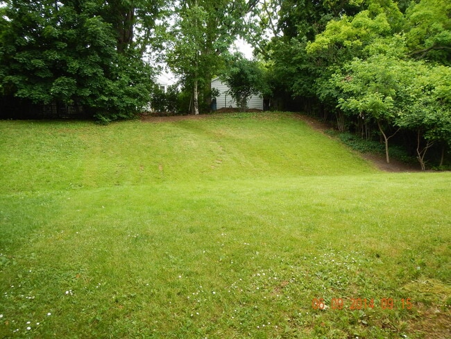 Building Photo - 3 Bed |1 Bath Beautiful Flat with Garage A...