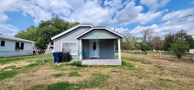 Primary Photo - 1202 E 11th Ave