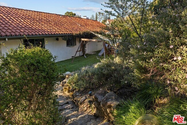 Building Photo - 2373 Tuna Canyon Rd