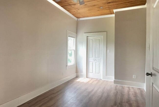 Building Photo - RENTAL AVAILABLE- 3 BED 3 BATH CLOSE TO CAMPUS