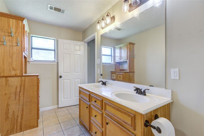 Building Photo - 9550 Thousand Oaks Loop