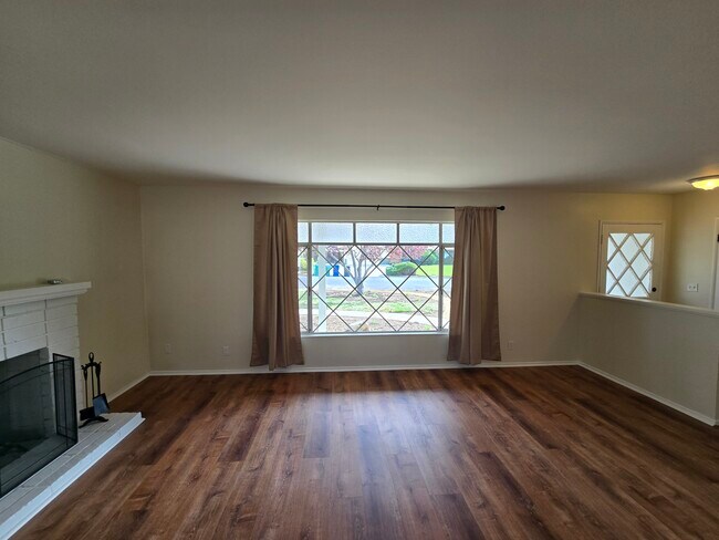 Building Photo - 449 Thumbelina Dr