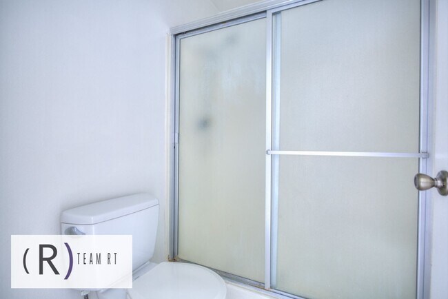 Building Photo - A Charming Condominium in a Quiet and Desi...