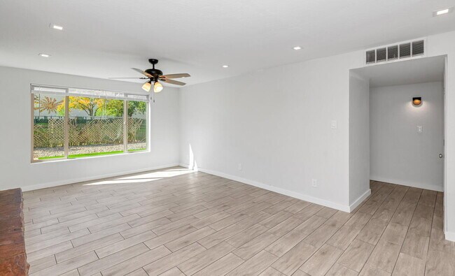 Building Photo - Fully Renovated 2 Bed / 2 Bath in Central ...