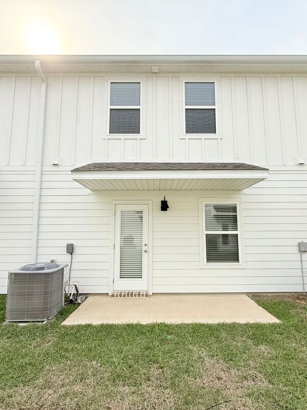 Building Photo - 2479 Cliff Hollow Cir