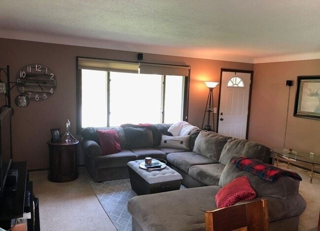 Building Photo - 4 Bedroom Duplex