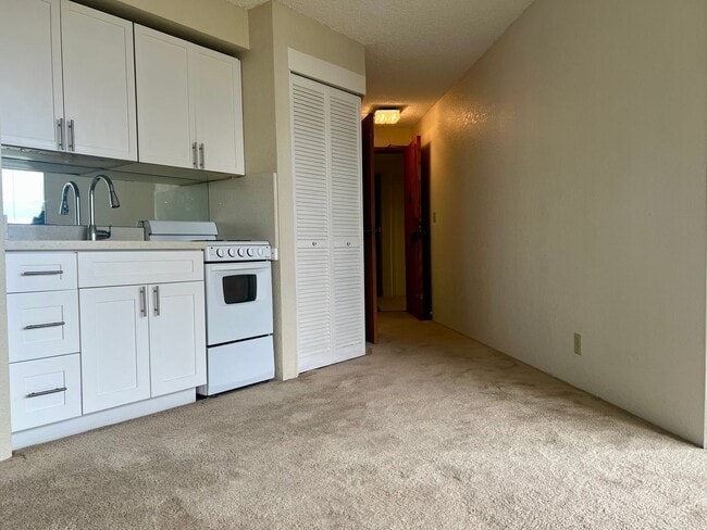 Building Photo - Charming & Convenient Studio, Great Building