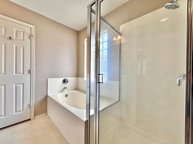 Building Photo - Lovely & Spacious 3/BR 2.5/BA Home in Roun...