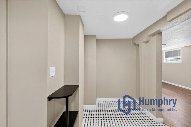 Building Photo - Bottom unit of Duplex