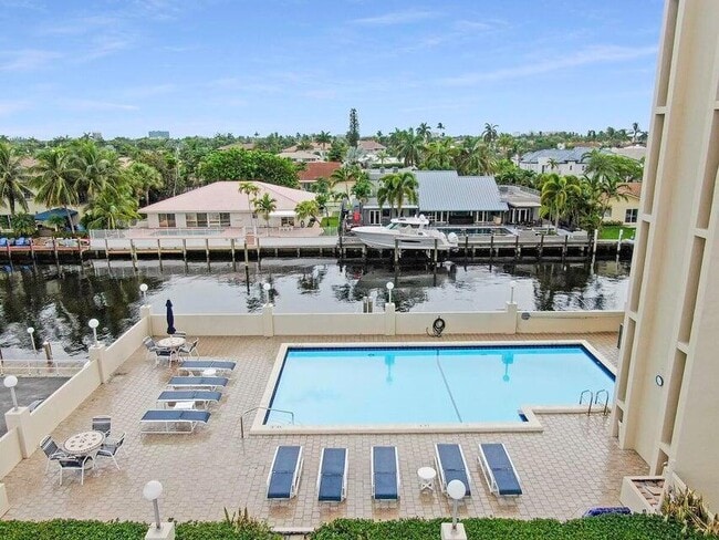 Building Photo - 2881 NE 33rd Ct