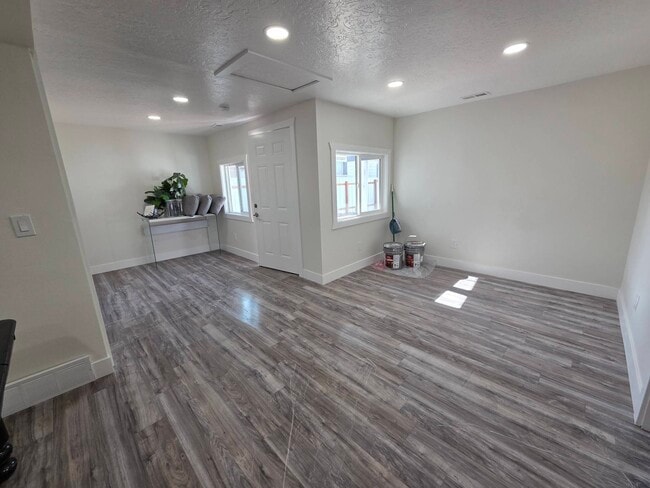 Building Photo - 152 N 200 W St