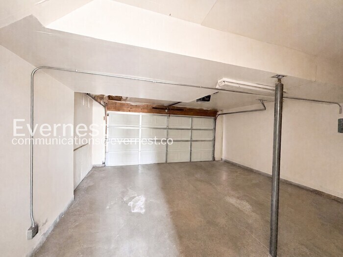 Building Photo - 2702 Dickens Dr