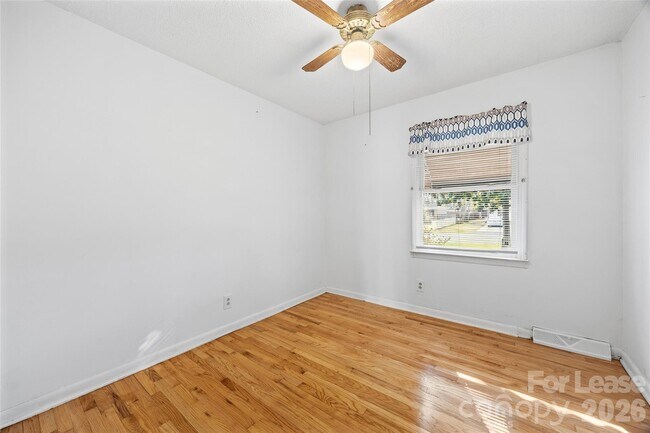 Building Photo - 1037 Stoneybrook Ln