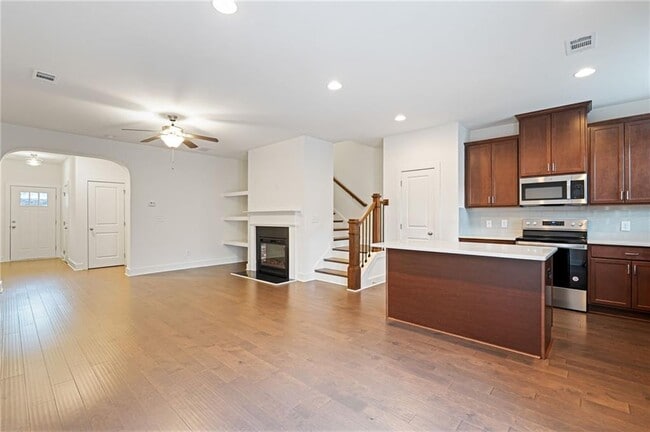 Building Photo - 6256 Hillandale Dr