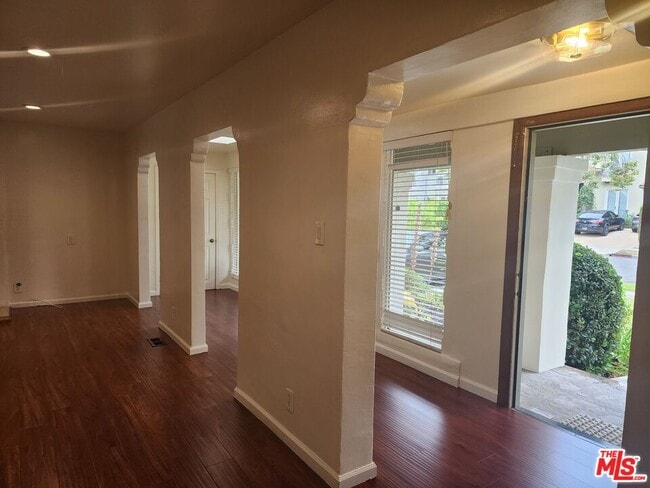 Building Photo - 328 S Oakhurst Dr