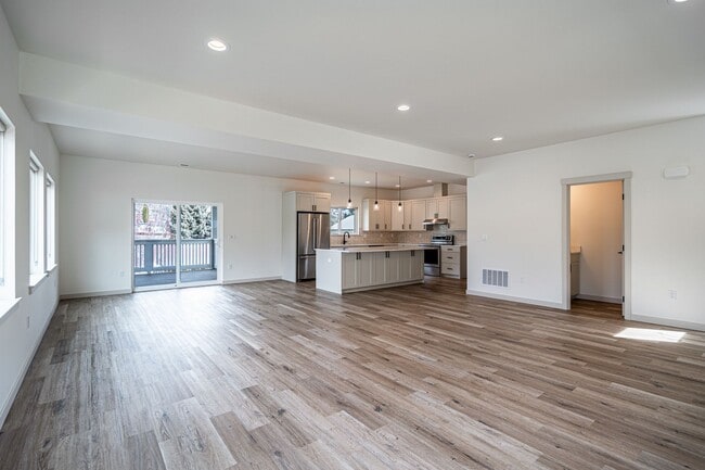 Building Photo - Newer Construction! 3 bed/2.5 bath, double garage, central heat/air, VIEWS!