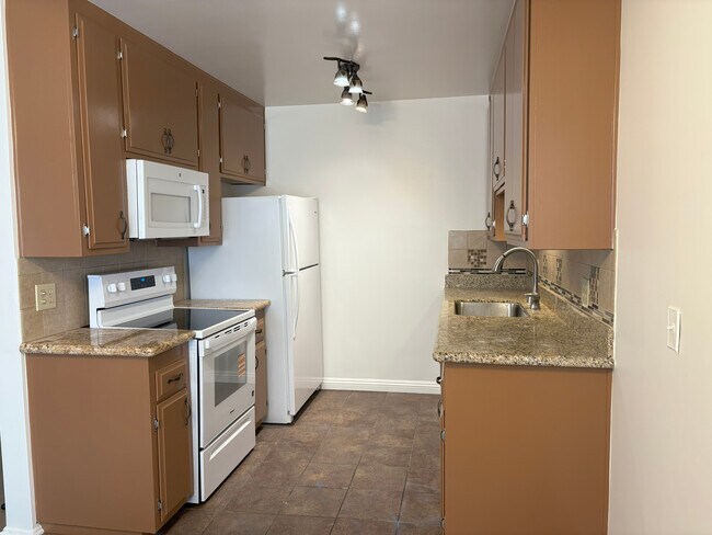 Kitchen - 2740 E De Soto St