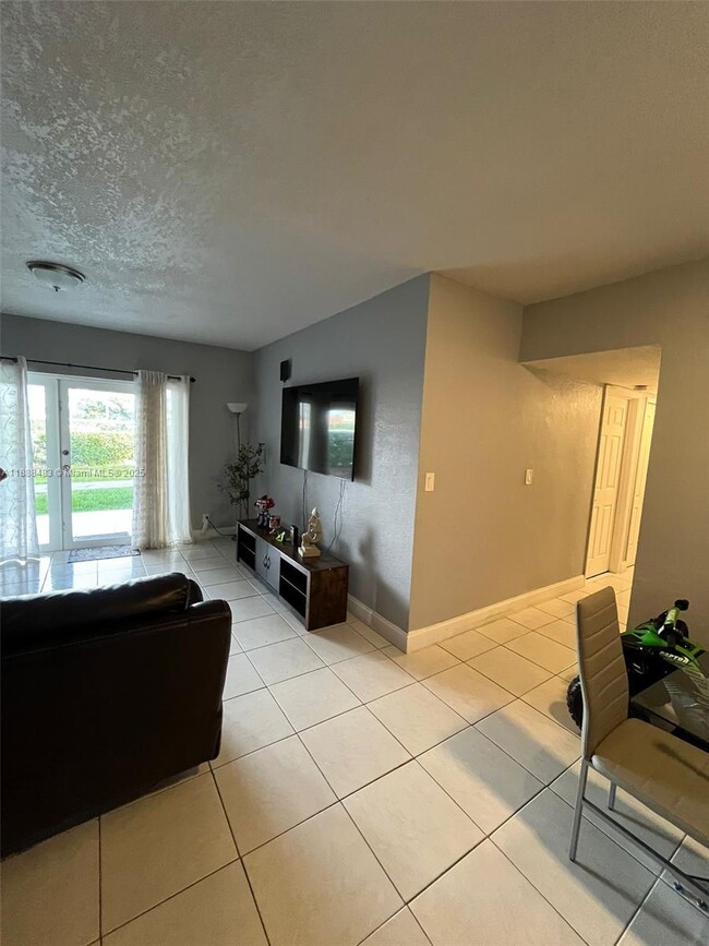 Building Photo - 13715 Kendale Lakes Cir