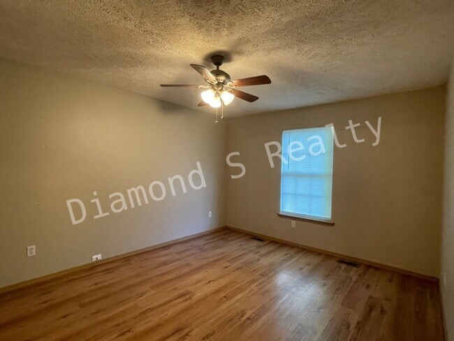 Building Photo - 2313 N Rogers Ave