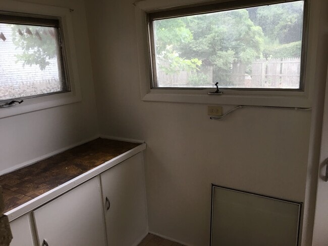 Building Photo - Awesome 3 BR 1 Bath Home with off street p...