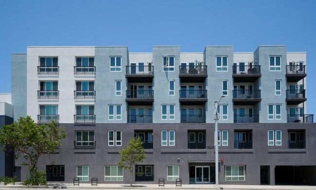 Primary Photo - 1623 W Manchester Ave