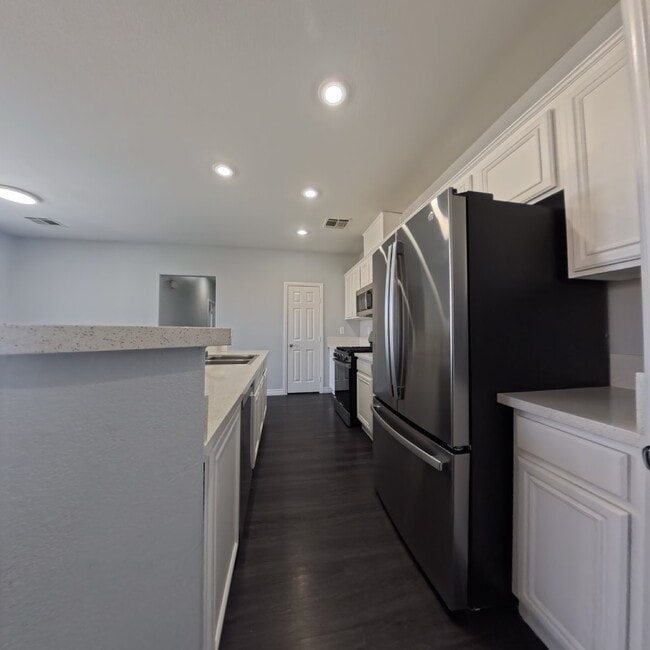 Building Photo - 2Bedroom With Attached Car Garage
