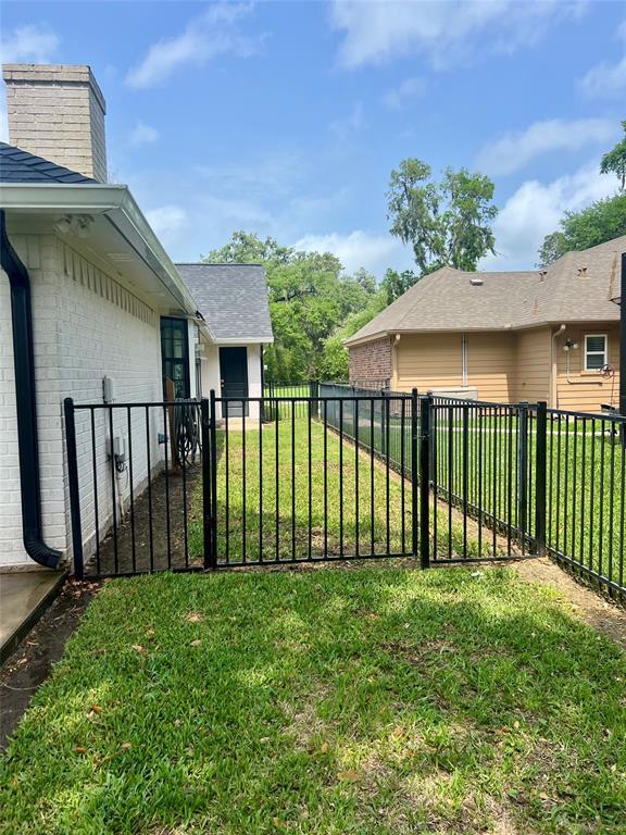 Building Photo - 247 S Amherst Dr