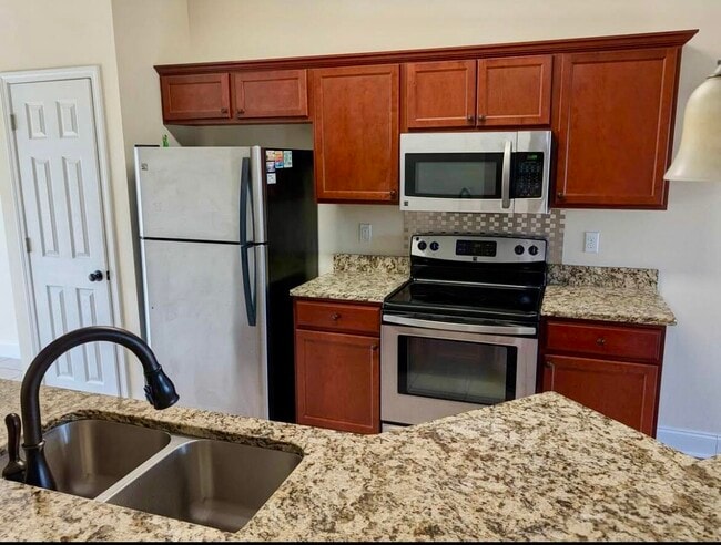 Building Photo - 204 Spencer Pl