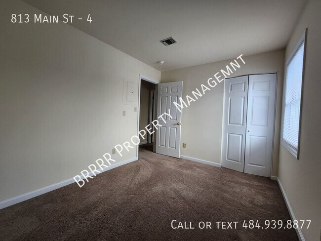 Building Photo - Garabe parking, storage unit and on-site l...