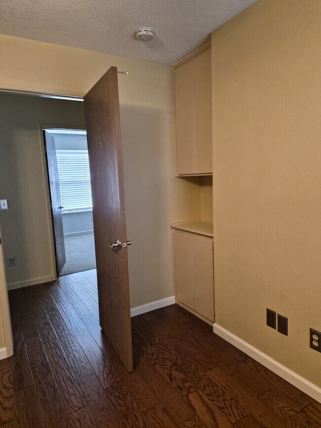 Building Photo - 376 E Sycamore Ave