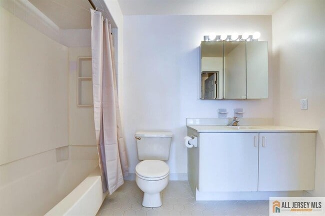 Building Photo - 1909 Tanglewood Ct