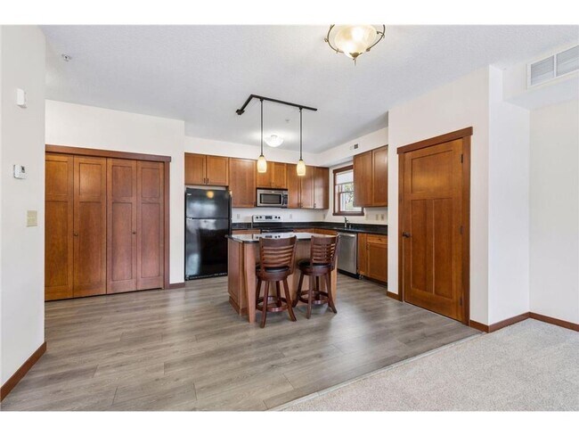 Building Photo - Large 2BD/2.5BA two story corner unit on Dayton Ave in St Paul!!