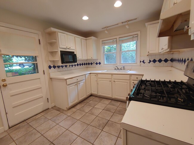 Building Photo - Updated Kitchen Pet Friendly-Brick Ranch  ...