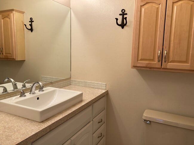 Building Photo - 3 Bedroom, 2.5 Bath Townhouse off Johns Ro...