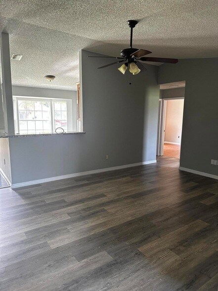 Building Photo - 1021 SW Du Bois Ave