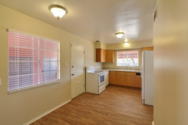Building Photo - Spacious 3Bed/2Bath, 1-Story Ranch Home lo...