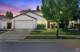 Building Photo - 4 Bedroom Home in the heart of Roseville! ...