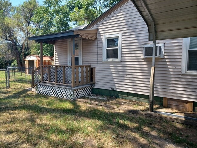 Building Photo - Cute 2 bedroom, 1 bath home in West Wichita