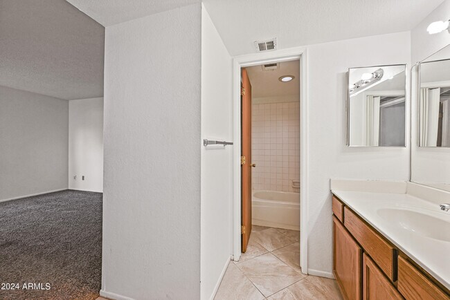 Building Photo - 4211 E Palm Ln