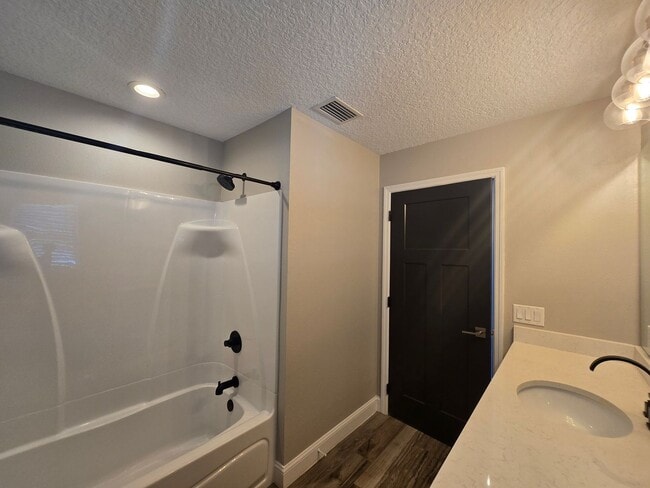 Building Photo - Beautiful 3-Bedroom, 3-Bath Home with Bonu...