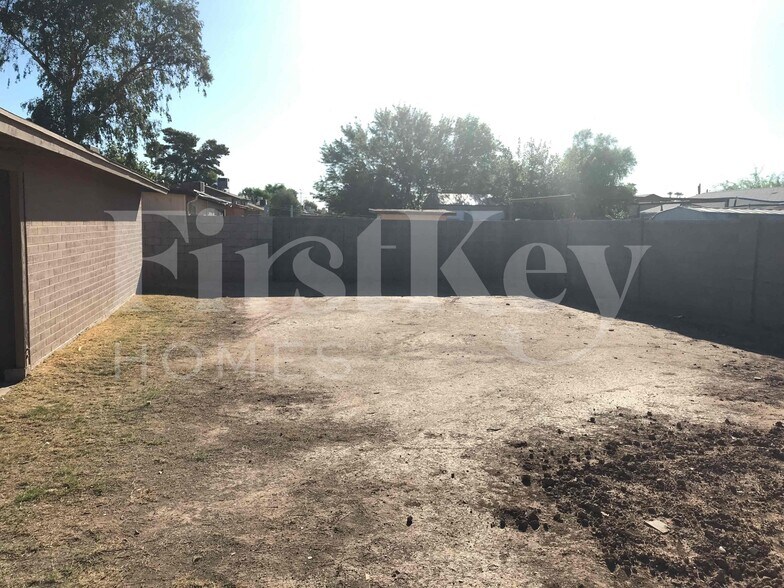 Building Photo - 7629 W Flower St