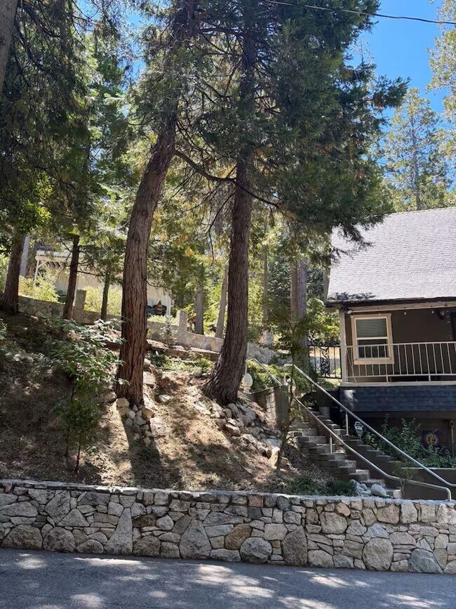 Building Photo - Vintage 5 bedroom Home with Three Car Garage