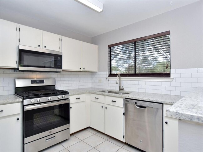 Building Photo - 813 Primrose Ln