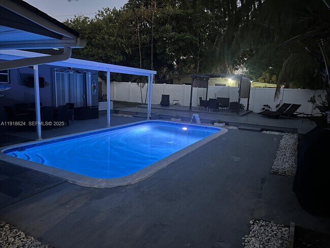 Building Photo - 4420 NW 30th Ct