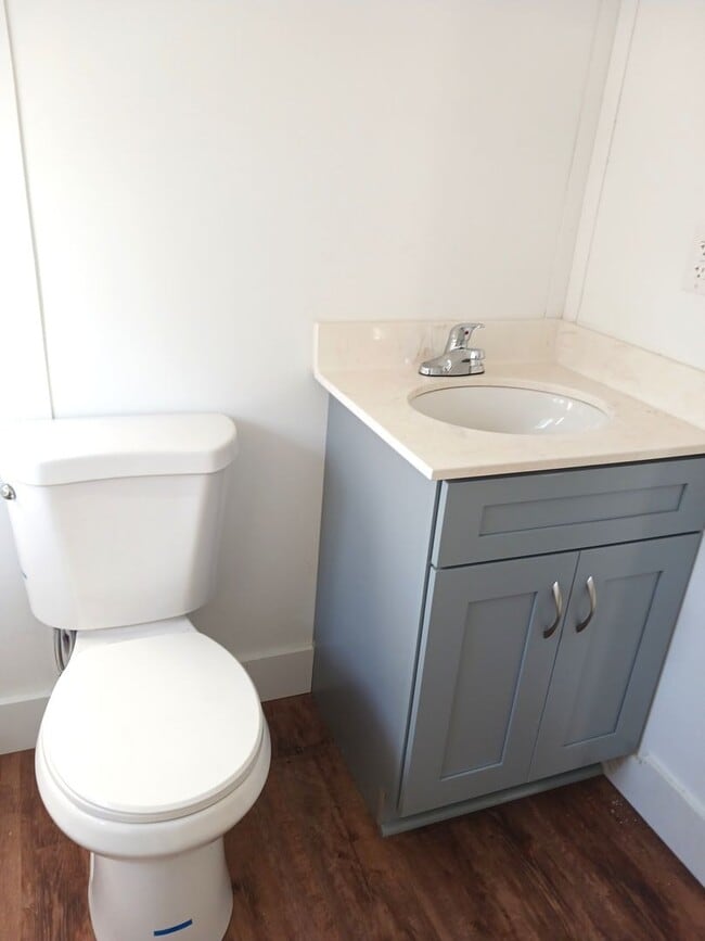 Building Photo - Renovated One Bedroom House for Rent in La...