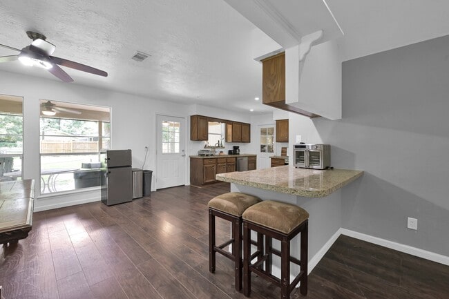 Building Photo - 5928 Sinclair Dr